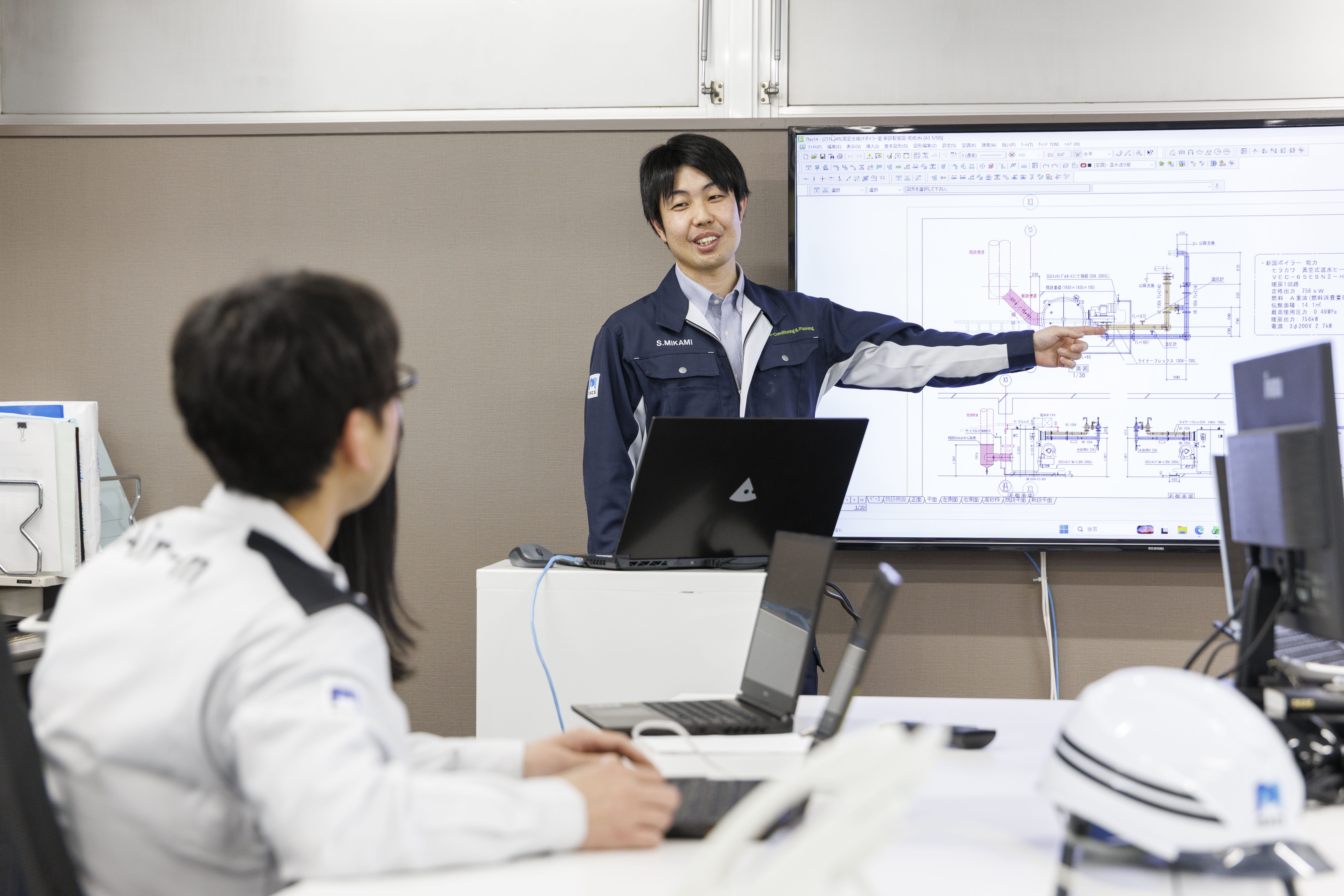 空調エンジニアは、現場全体を指揮する司令塔です。図面確認や職人さんへの指示出しなど、最初は難しく感じるかもしれませんが、経験を積むほどに「自分が現場を動かしている」という大きな実感が得られます。