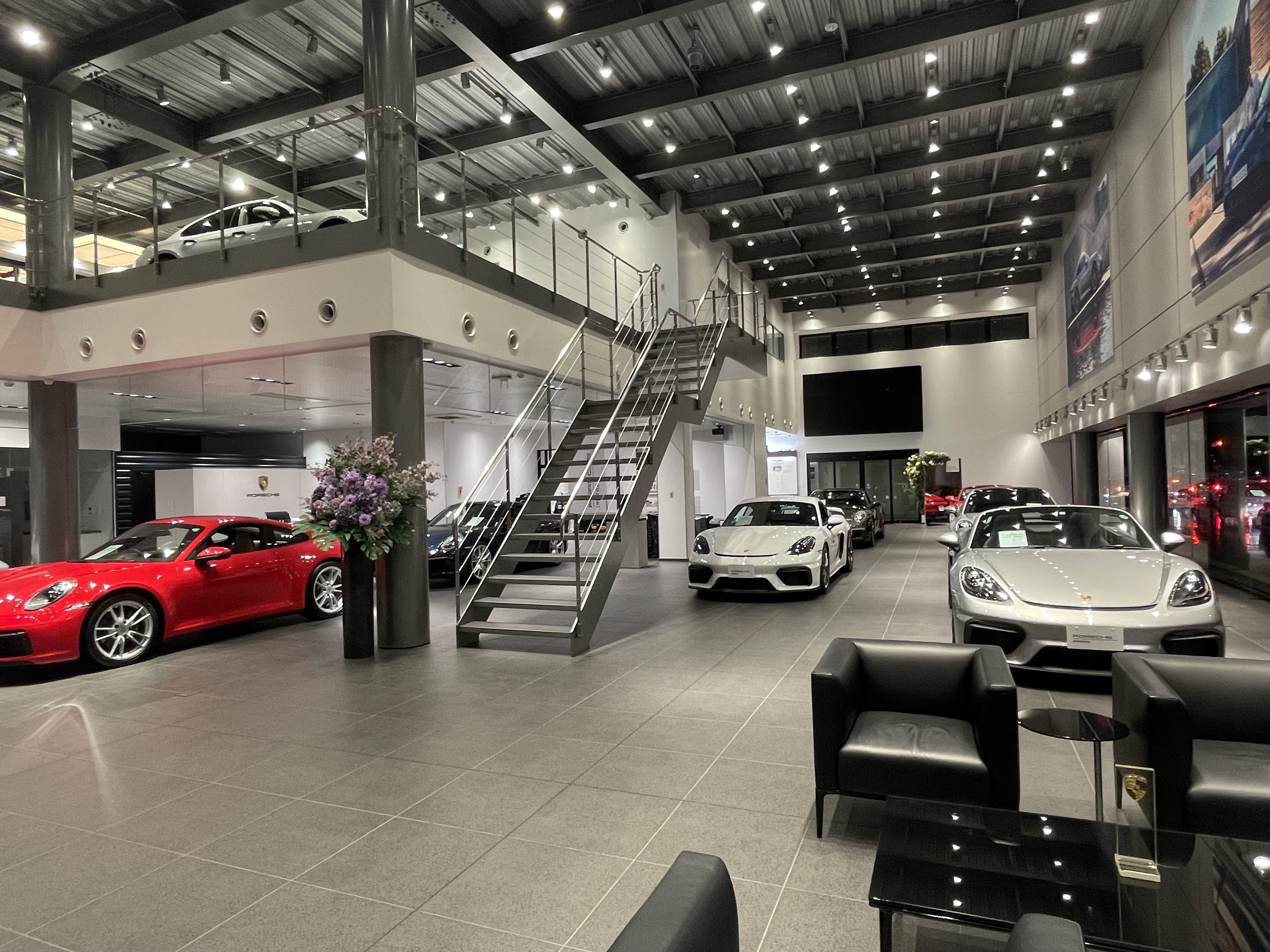 ポルシェセンター札幌は2016年にリニューアルオープン！こちらはショールームの写真です。新しくきれいな店舗で働けます。