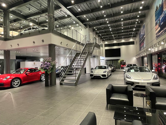 ポルシェセンター札幌は2016年にリニューアルオープン!こちらはショールームの写真です。新しくきれいな店舗で働けます。