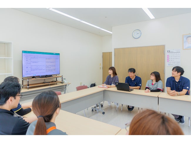 指示待ちではなく自ら考え行動できるプロフェッショナルな環境を基に「介護福祉士が主役」のチームケアを実践。リハビリ職や医療職といった多職種連携をスムーズにし、日常ケア全てをスムーズな在宅復帰へ繋げます。