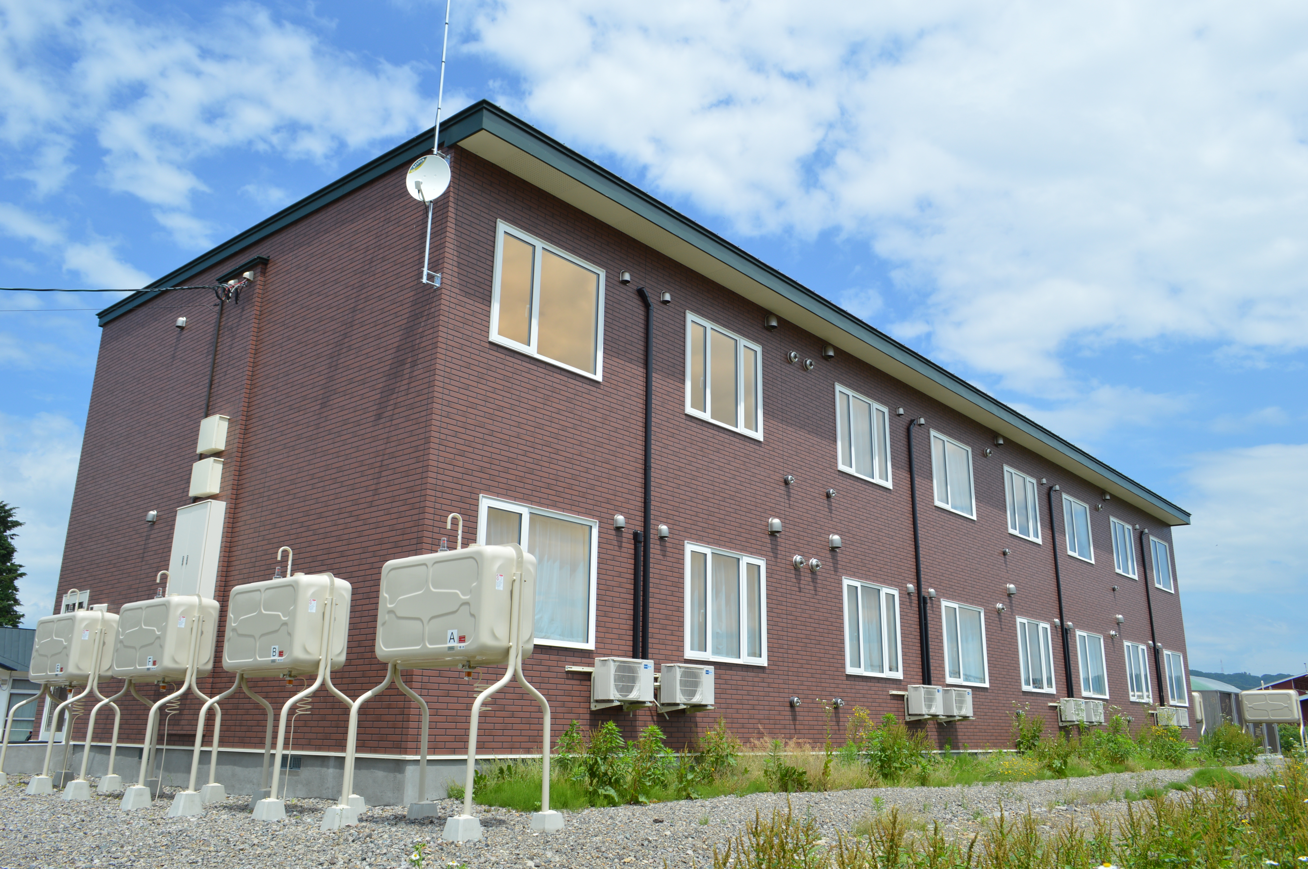 単身者から御夫婦などで就職することも可能です。家賃も月2万円〜。洗濯機･エアコン･冷蔵庫･電子レンジが完備されています。