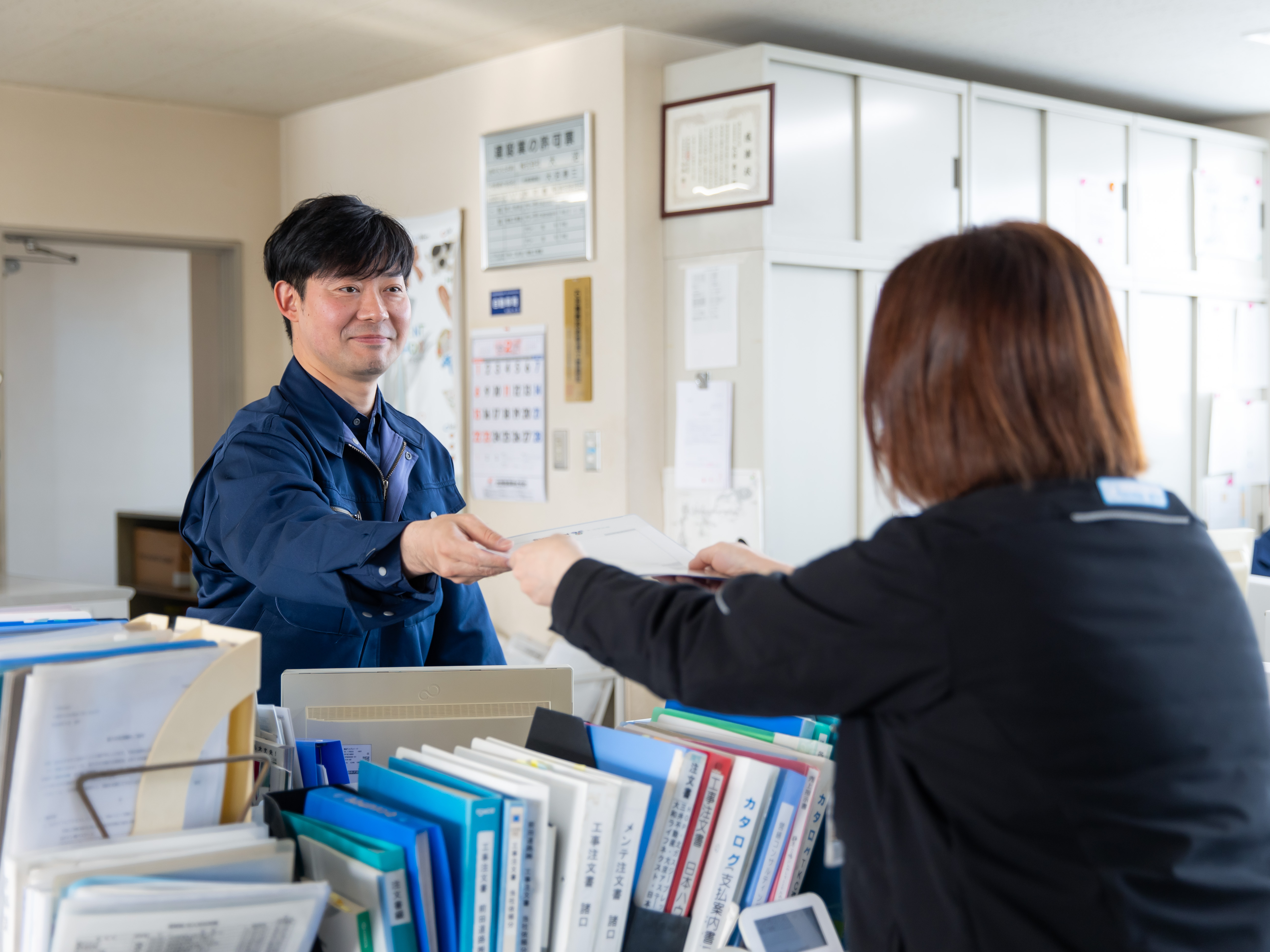 環境部のデスクワークは、現場の安全を守るための大切な時間。燃料手当や家族手当といった手厚い待遇に守られながら、腰を据えて業務に励めます。安定した基盤があるから、仕事の質も自然と高まっていきます。