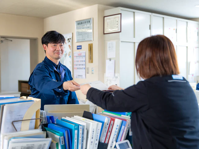 環境部のデスクワークは、現場の安全を守るための大切な時間。燃料手当や家族手当といった手厚い待遇に守られながら、腰を据えて業務に励めます。安定した基盤があるから、仕事の質も自然と高まっていきます。