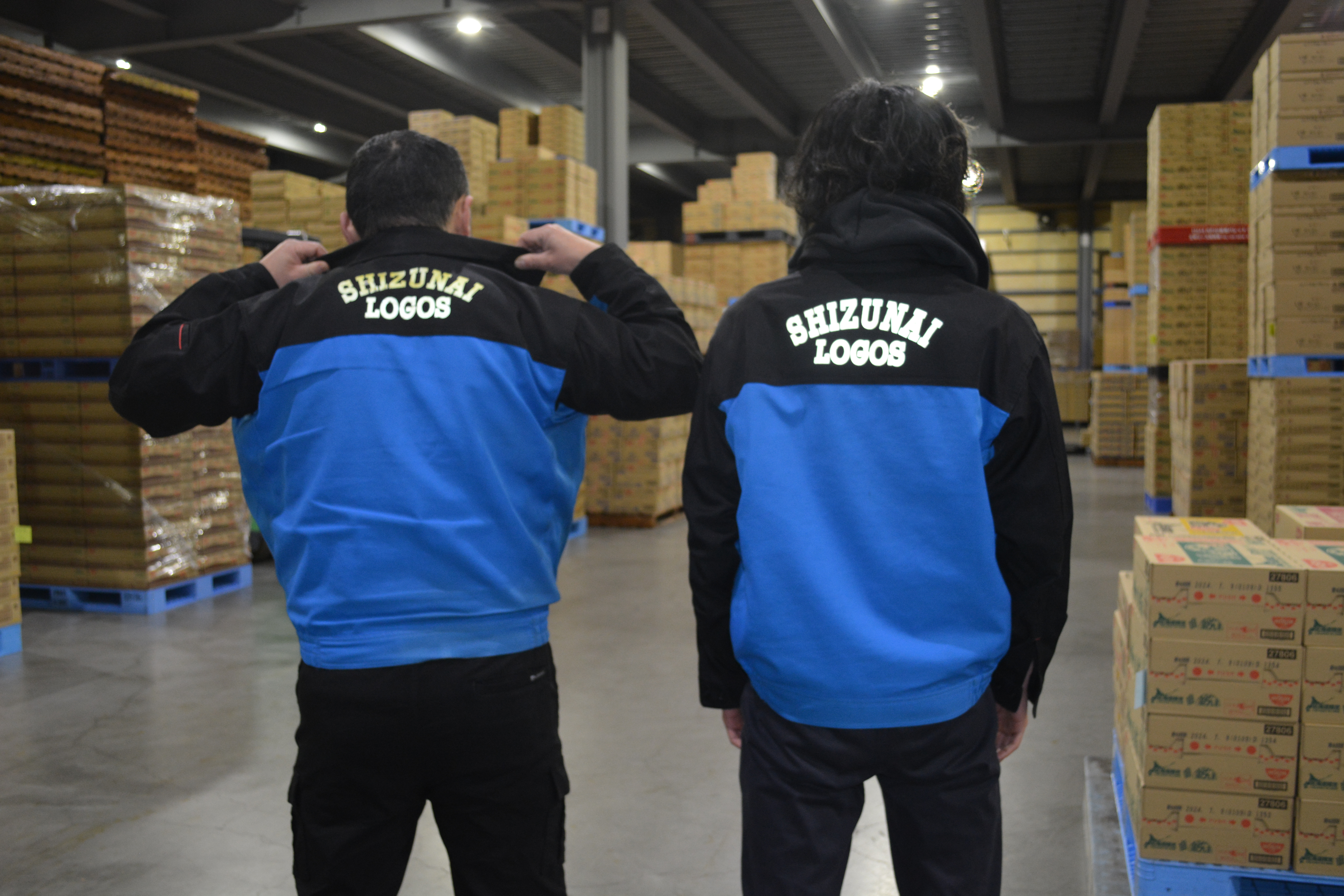 【制服支給】 ブルーを基調とした制服はスタッフにも取引先にも好評なのです。