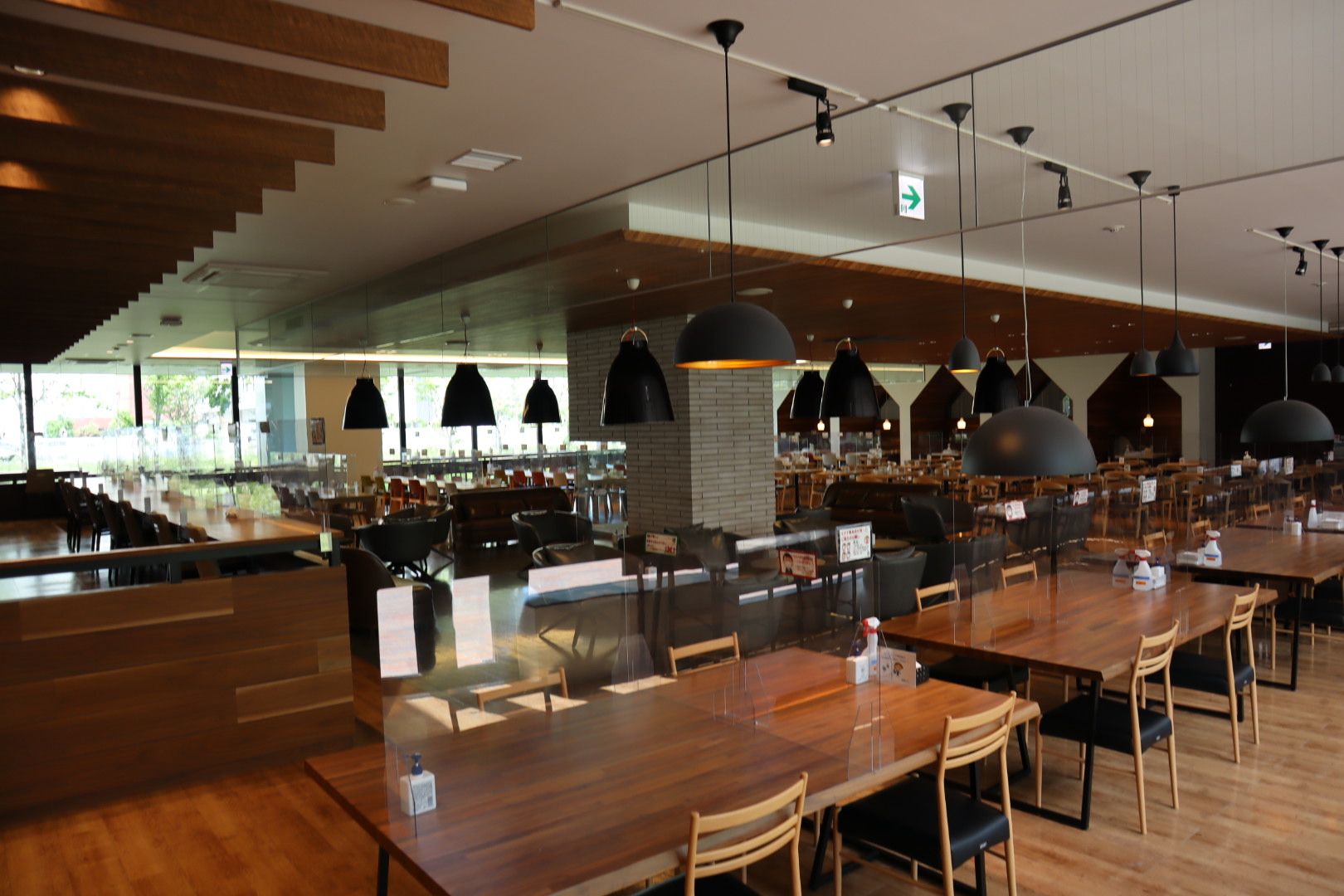 広々とした休憩スペースはソファー席や一人で過ごせる仕切り付きの椅子があります。ゆったり過ごせてリフレッシュできますよ。Wi-Fiも完備、カウンターにはコンセントもあるのでスマホの充電もOK！