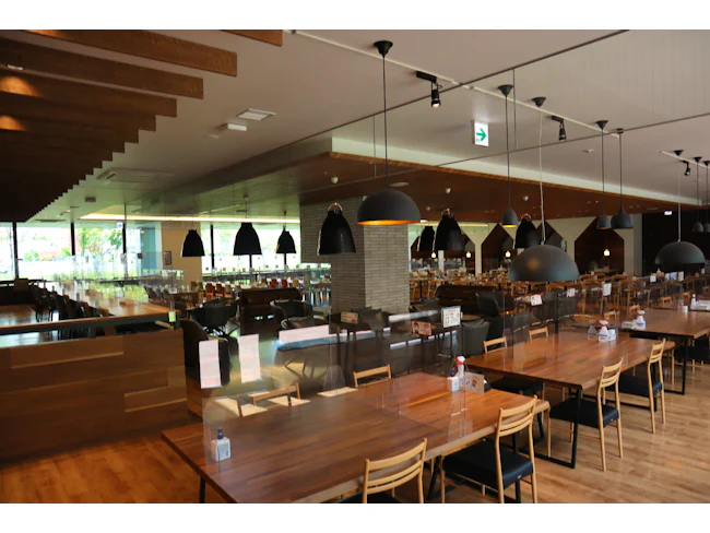 広々とした休憩スペースはソファー席や一人で過ごせる仕切り付きの椅子があります。ゆったり過ごせてリフレッシュできますよ。Wi-Fiも完備、カウンターにはコンセントもあるのでスマホの充電もOK!