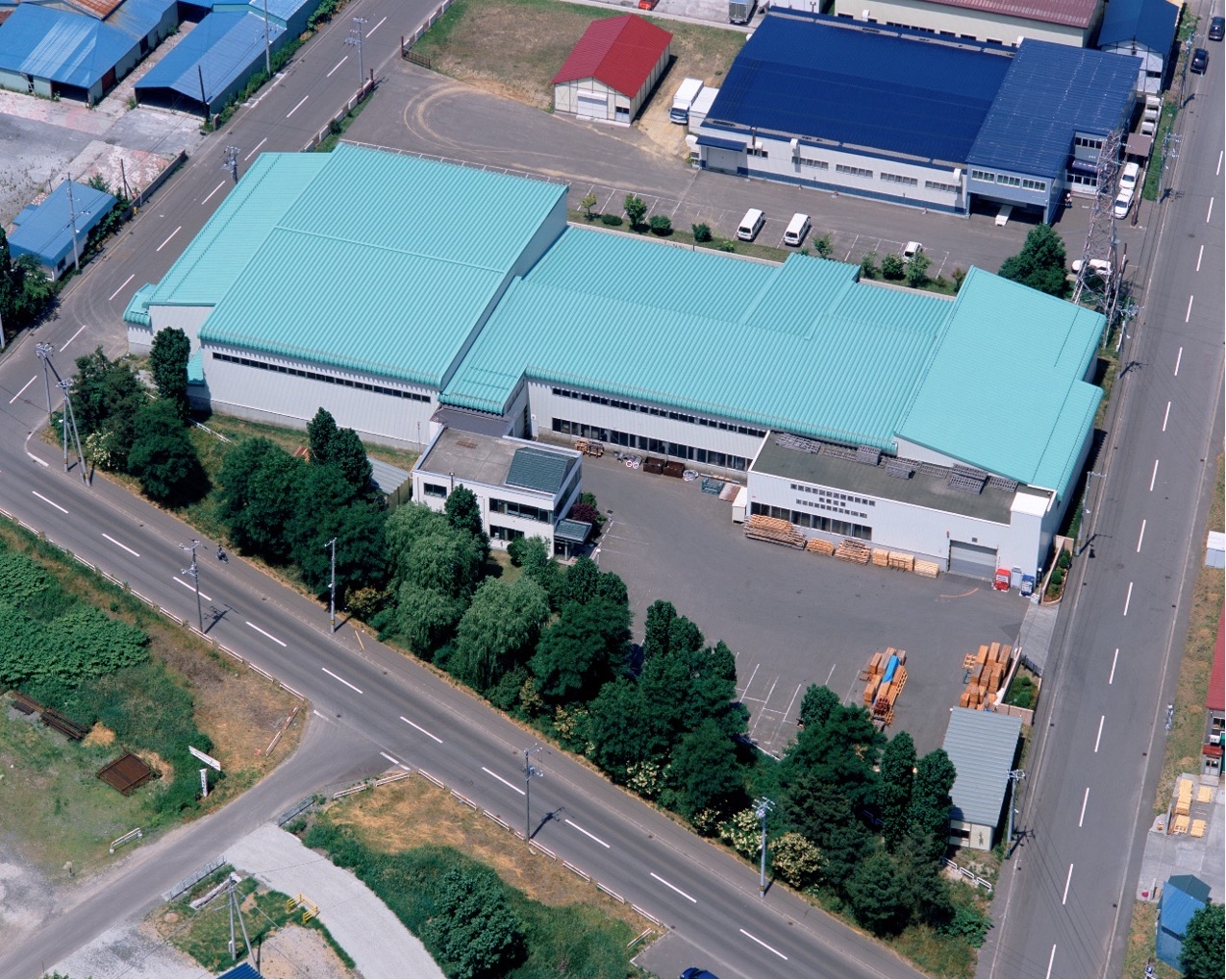 現在、工場では第1・第2工場合わせて31名の作業員が活躍中。
平均年令が30代と若いので、職場の雰囲気も良く、頑固な人もいません（笑）
みんな未経験からスタートしているので、働きやすいと思います。