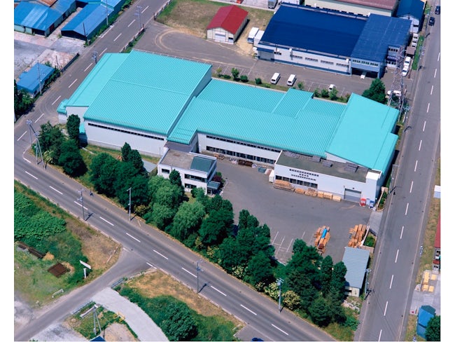 現在、工場では第1・第2工場合わせて31名の作業員が活躍中。
平均年令が30代と若いので、職場の雰囲気も良く、頑固な人もいません(笑)
みんな未経験からスタートしているので、働きやすいと思います。