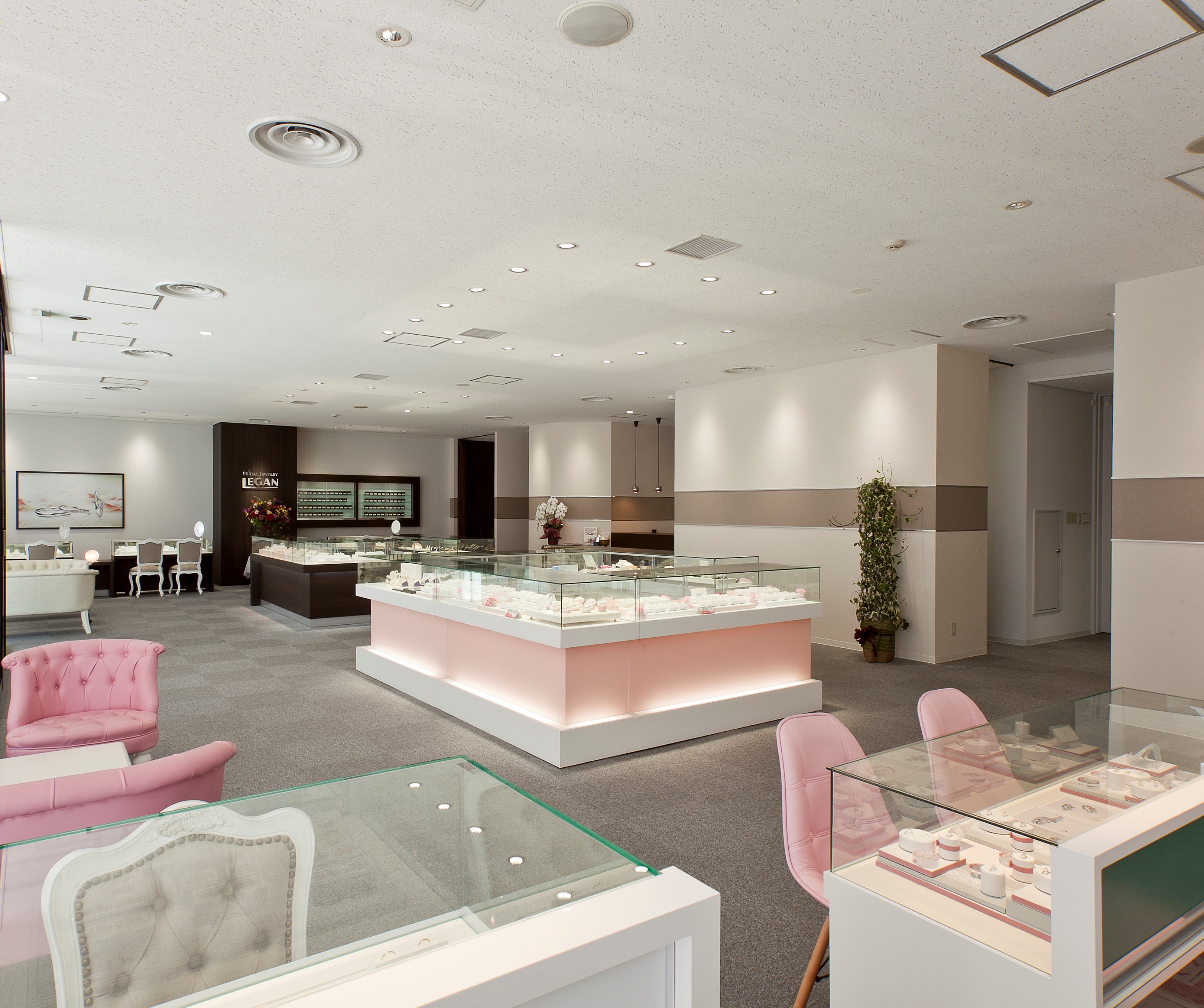 約1,000種類の指輪を陳列して広々とした店内、休憩スペースもあります