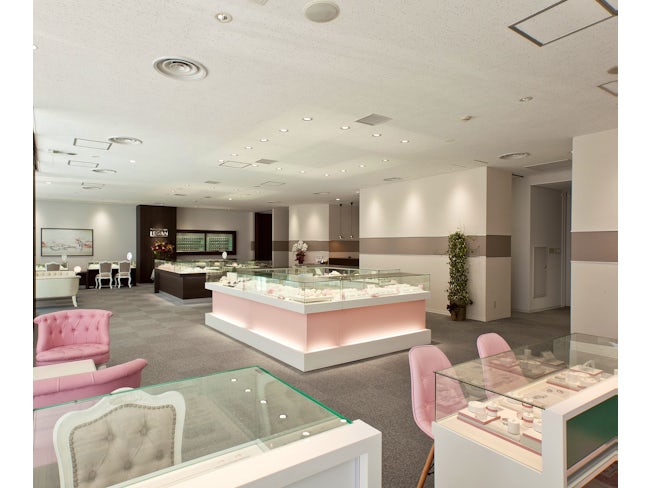 約1,000種類の指輪を陳列して広々とした店内、休憩スペースもあります