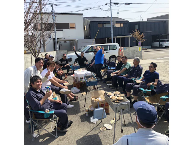 社員でBBQをした際の写真になります。