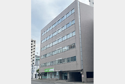 2023年に事務所を移転いたしました。
地下鉄東西線「西18丁目駅」から徒歩7分のアクセスしやすい立地です。
