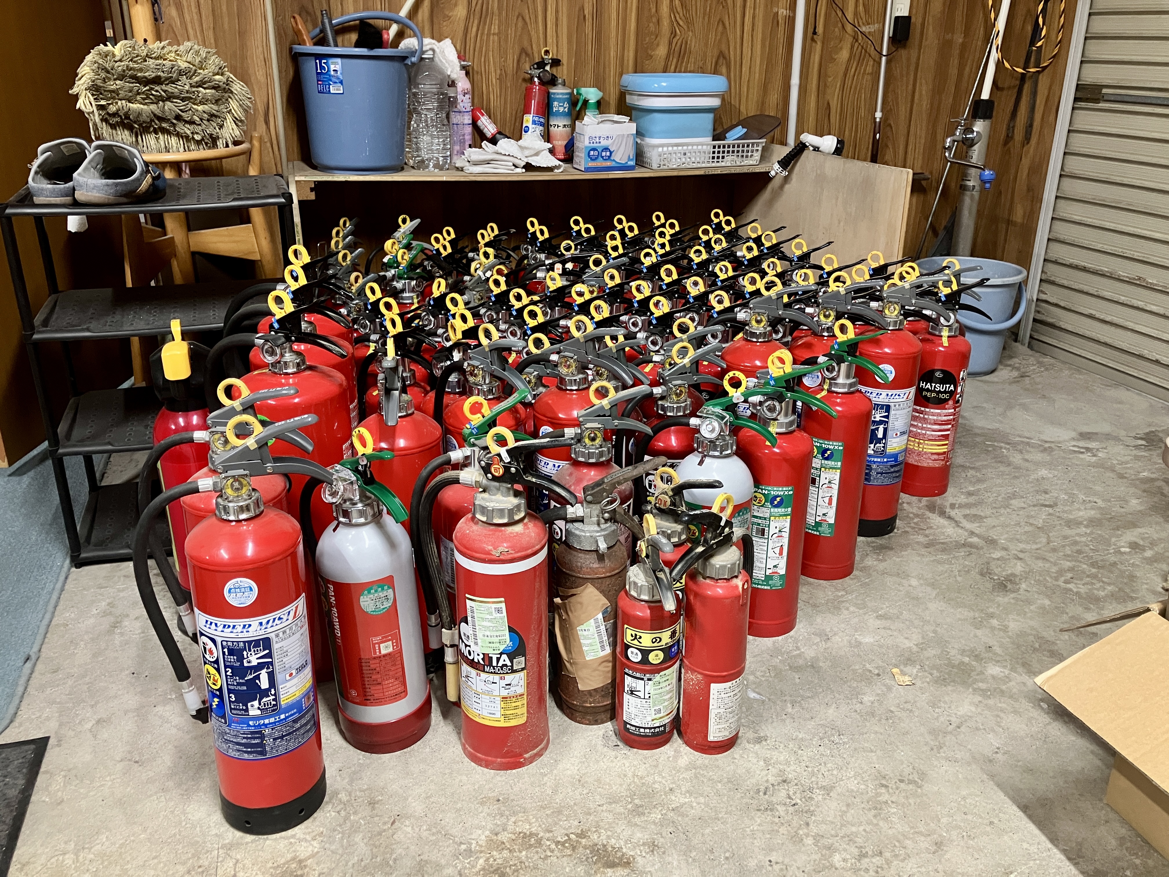消火器を定期的に交換・回収するのも私たちの仕事です。消火器にも種類があり、一般的な形から特大サイズまで様々。なかなか見られない物に触れられるのもこの仕事の面白さ！