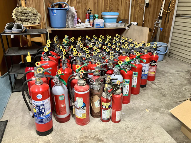消火器を定期的に交換・回収するのも私たちの仕事です。消火器にも種類があり、一般的な形から特大サイズまで様々。なかなか見られない物に触れられるのもこの仕事の面白さ!
