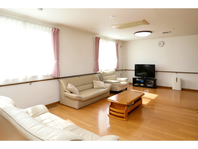 広々とした明るく落ち着いたリビング