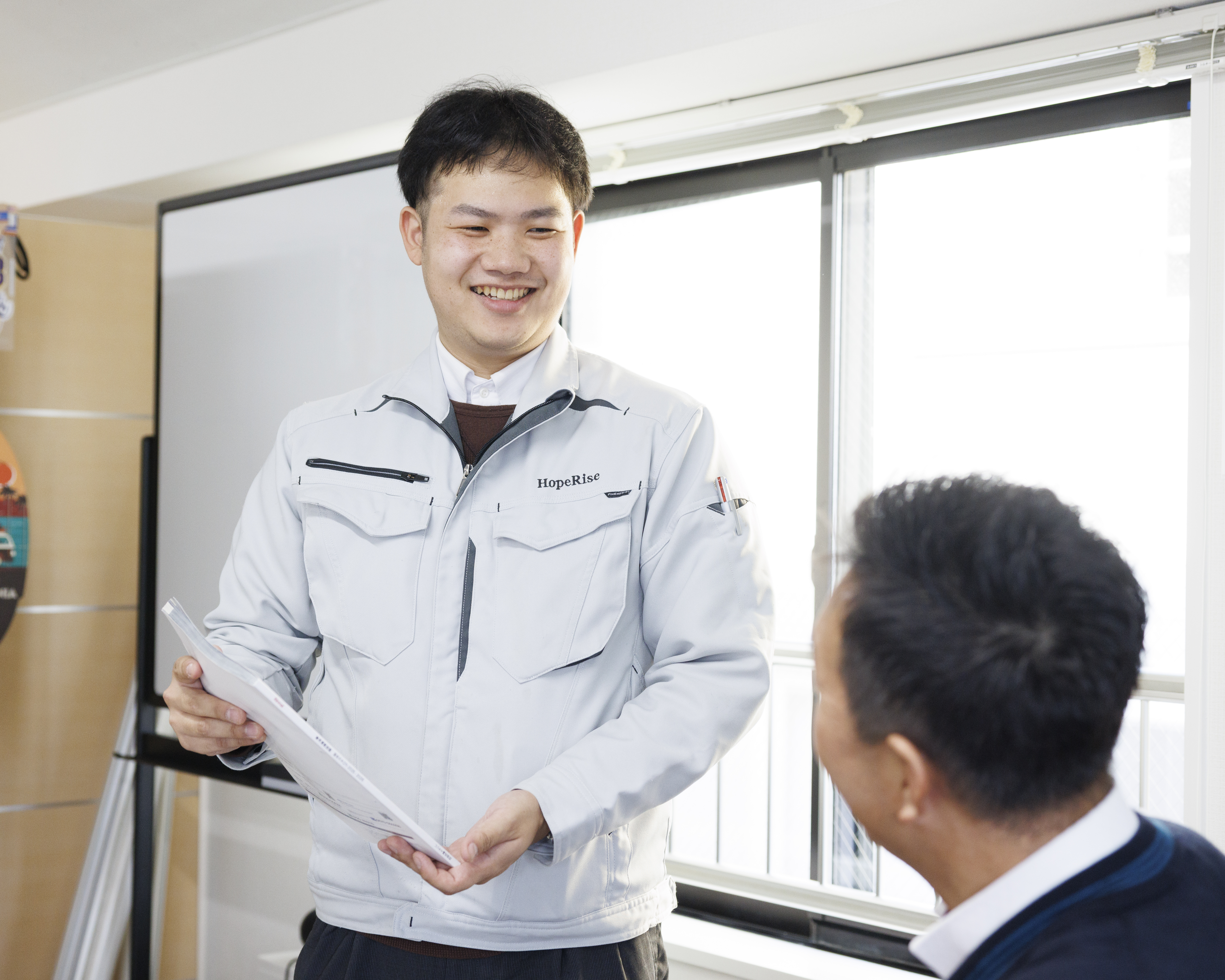 未経験からでも安心して始められる環境が整っています。座学での基礎学習と現場同行を繰り返し、実践的なスキルを先輩スタッフが丁寧にサポートします。常にチームで支え合うため、安心してステップアップできます。