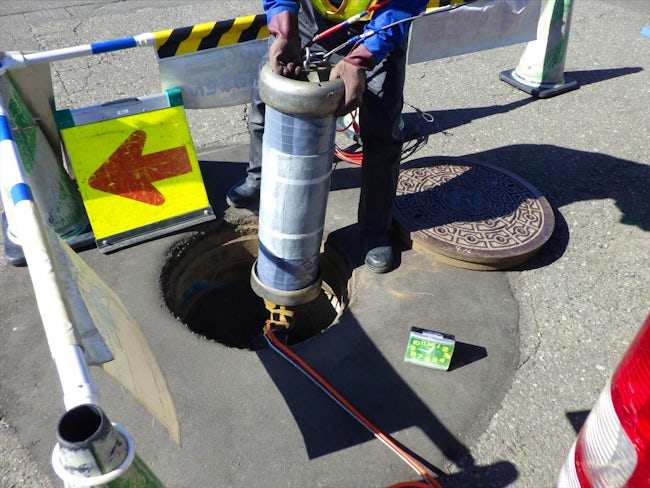 下水道調査・補修と聞くと「下水道の中に入るの?」とイメージされる方もいるかもしれませんが、当社は主に人が入ることのできないサイズの下水道の修理をしているため、機械を入れての調査・修繕がメインとなります。