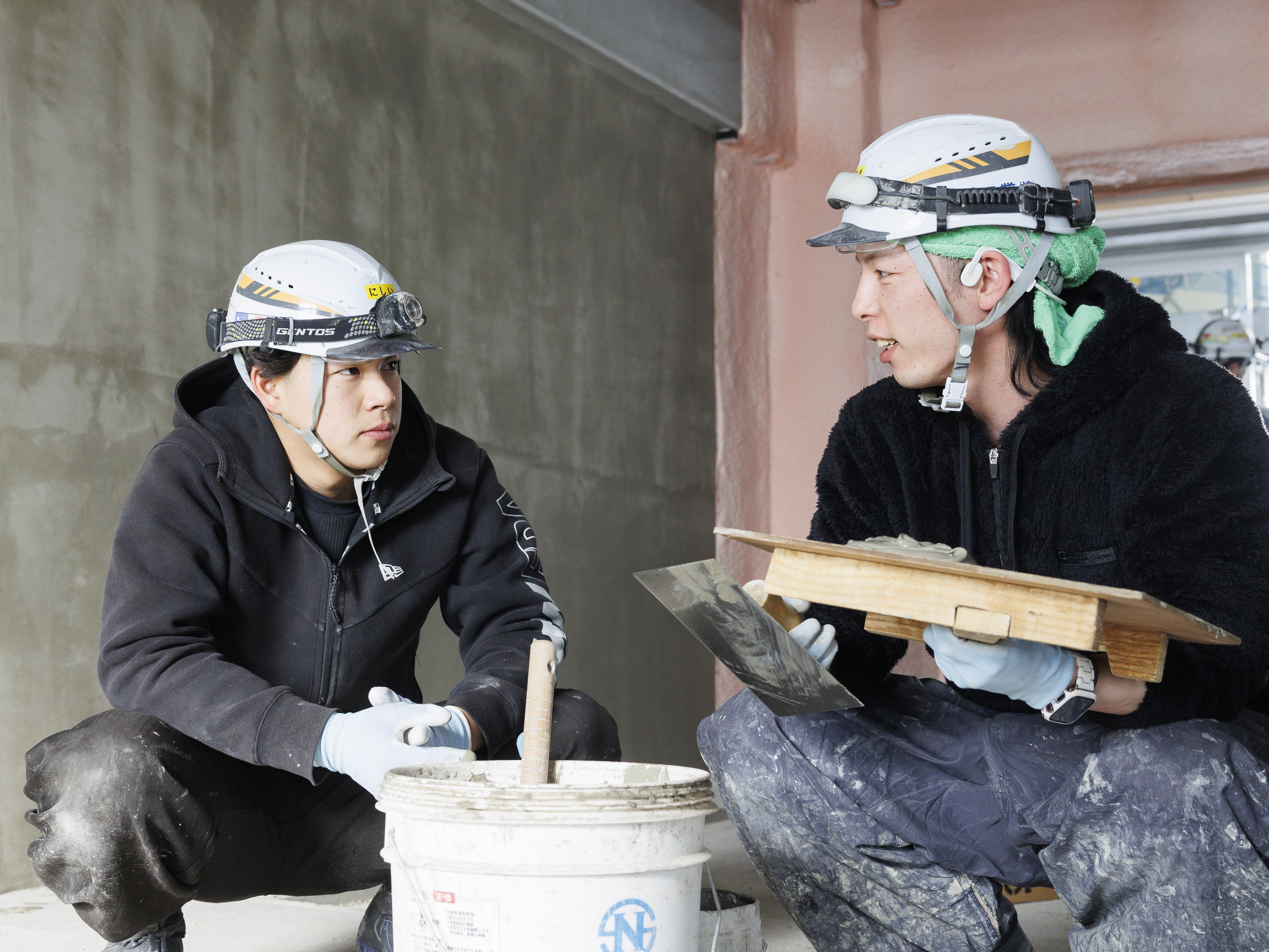 【チームで挑む現場】 この仕事は4〜5人のチームプレーが基本。新人と年の近い先輩を組ませたり、相性を考慮したペアリングを行ったり、馴染みやすい環境づくりを徹底しています。