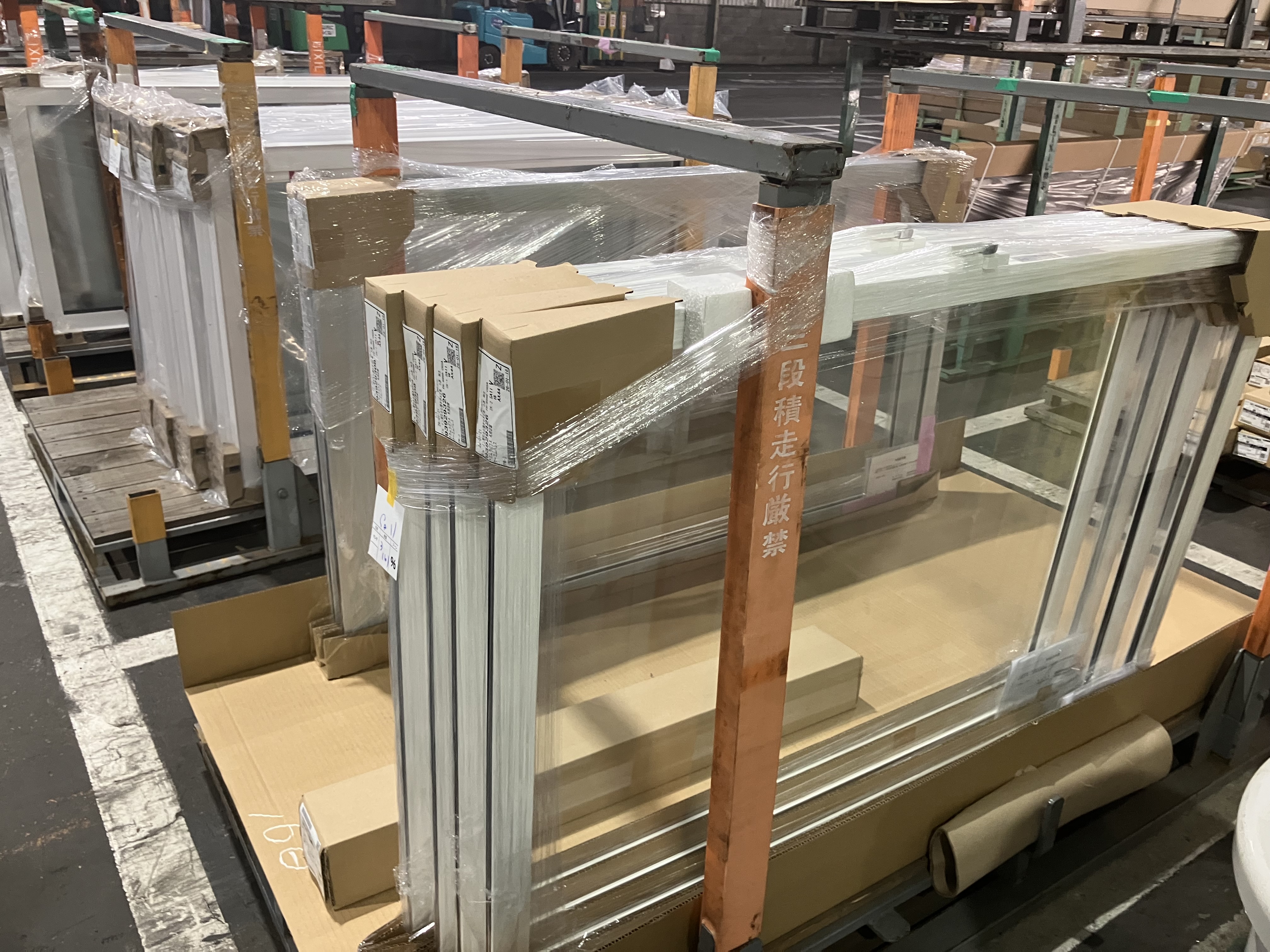 ＜扱う商材＞住宅建材は大きいものもありますが、運ぶ際はフォークリフトを使ったり配送先での手下ろし作業があります。時間に余裕を持った配送を心がけ、無理のない仕事の進め方をしています。