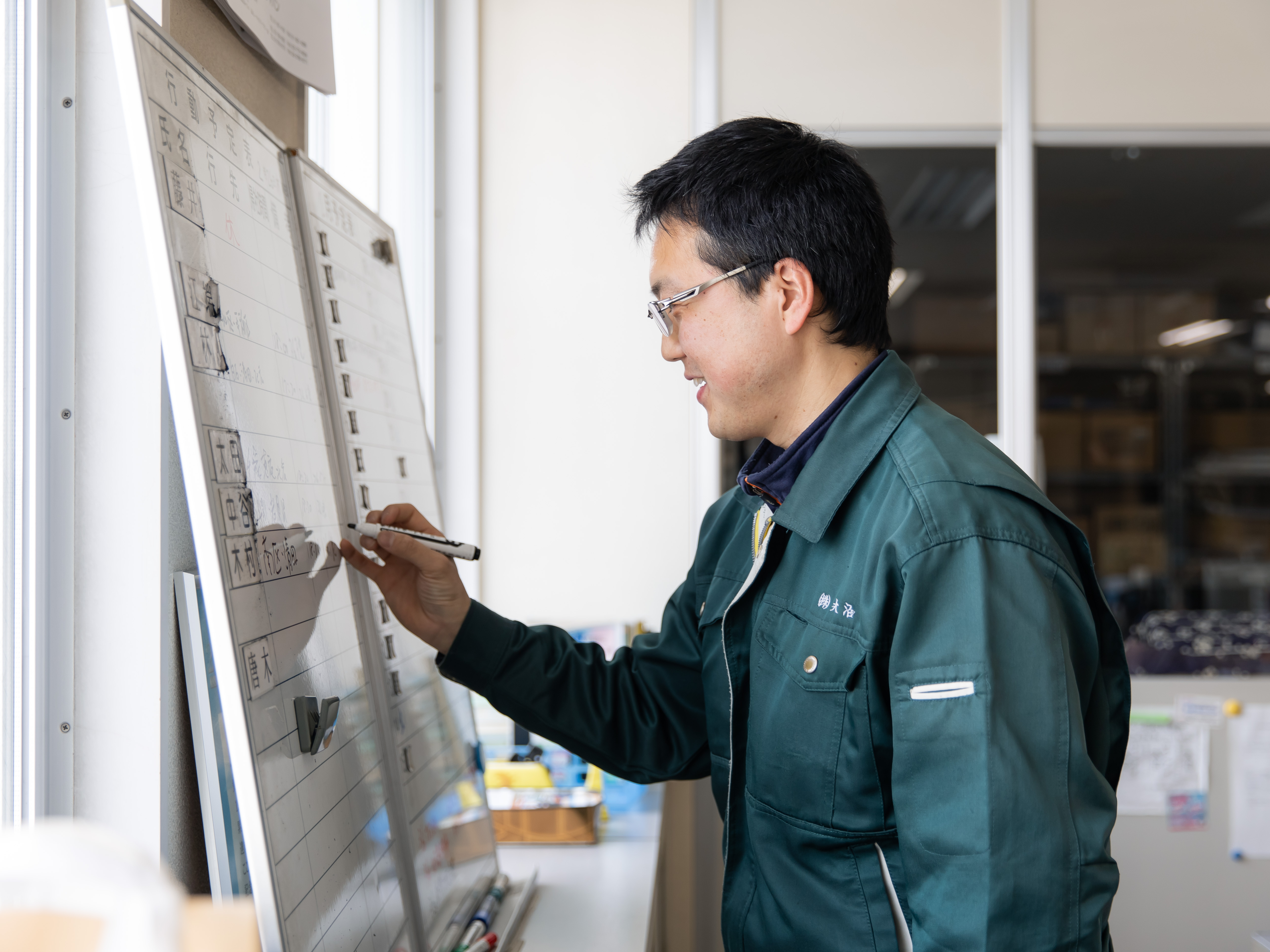 「明日はあの自販機にこの新商品を入れよう」と、翌日のラインナップを練るひととき。自分のセンスで売上が変わる面白さは、ベンディング部ならでは。和気あいあいとした雰囲気の中で、情報交換も盛んです。