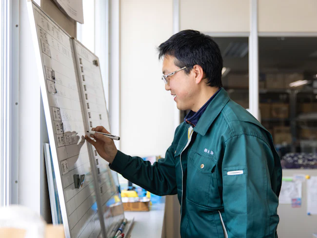 「明日はあの自販機にこの新商品を入れよう」と、翌日のラインナップを練るひととき。自分のセンスで売上が変わる面白さは、ベンディング部ならでは。和気あいあいとした雰囲気の中で、情報交換も盛んです。