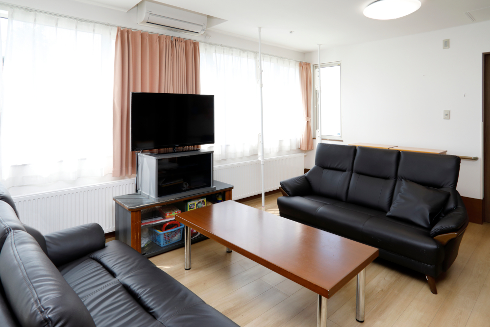 太陽がまぶしい落ち付きのあるリビング