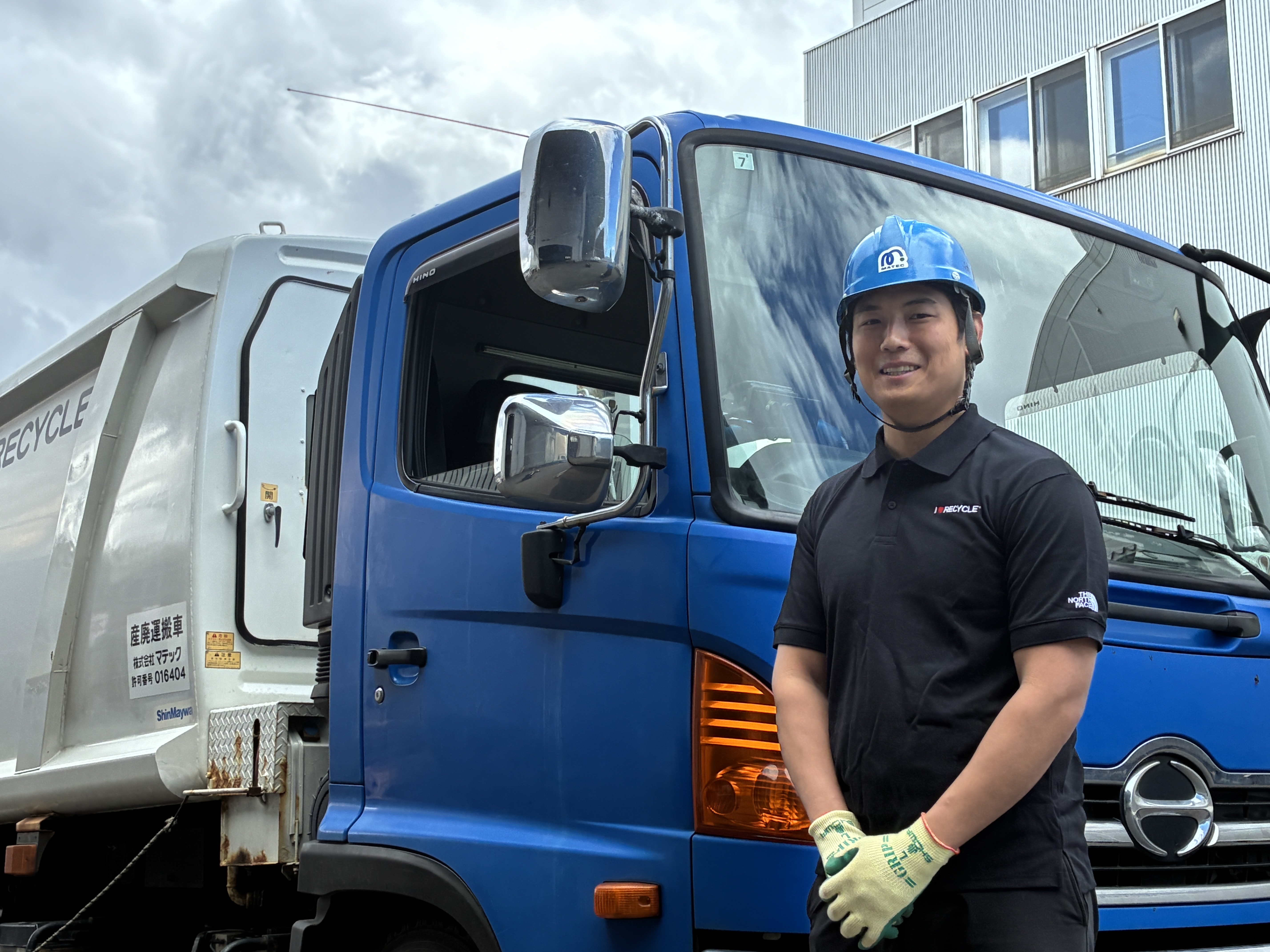 回収された資源物は工場で、資源になる部分と産廃に分別されます。
普段気付かないうちに接している身近にあるものが、資源として社会にリサイクルしていくことを間近で感じられることがやりがいにも繋がります！
