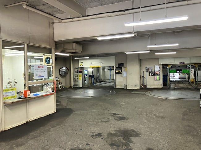 社員間で声を掛け合って協力したり、常連さんとの会話も楽しんだり、和やかな雰囲気となっています。新人さんへは、実際に誘導や運転業務を行ってもらいながら、丁寧に教えていきます。