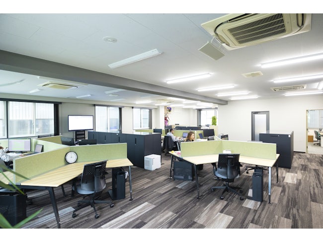 【昨年の5月に新社屋に移転しました】社員の働きやすさや居心地の良さなども考え、昨年の5月に今のオフィスに移転しました。最新型の空気清浄機やお掃除ロボット、サイクロン掃除機なども完備されています。