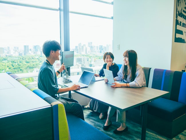 東京オフィスのシステムクリエイション部には、20代中心に5名の社員とSES契約者7名が在籍。2〜3名の少人数チームでコミュニケーションをとりながら業務に携わっています。