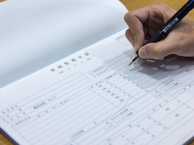 運行後は詰め所にて日誌(車両管理日報)を記入します。1日の運行実施時間や場所、どのくらいの距離を走ったか、点検内容等を記載して終了となります。