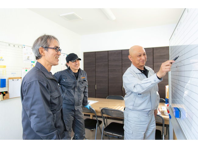 次の日の仕事内容は、前日までにこのホワイトボードに記載し確認しやすいように記載しています。現場の内容から地図まで、スタッフが困らないように管理しています。