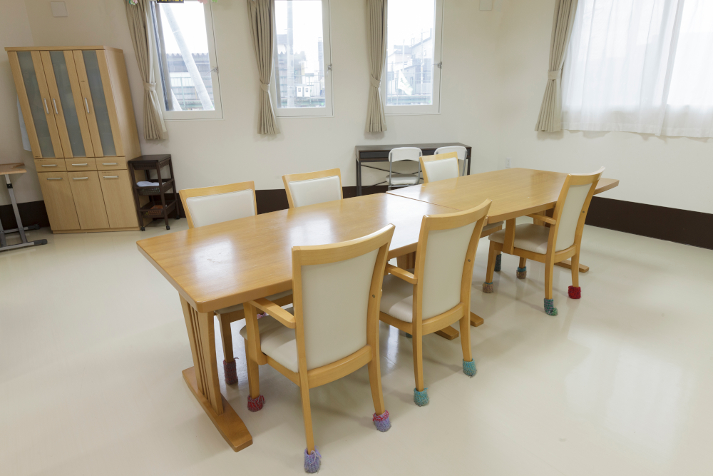 光が差し込むダイニングルーム