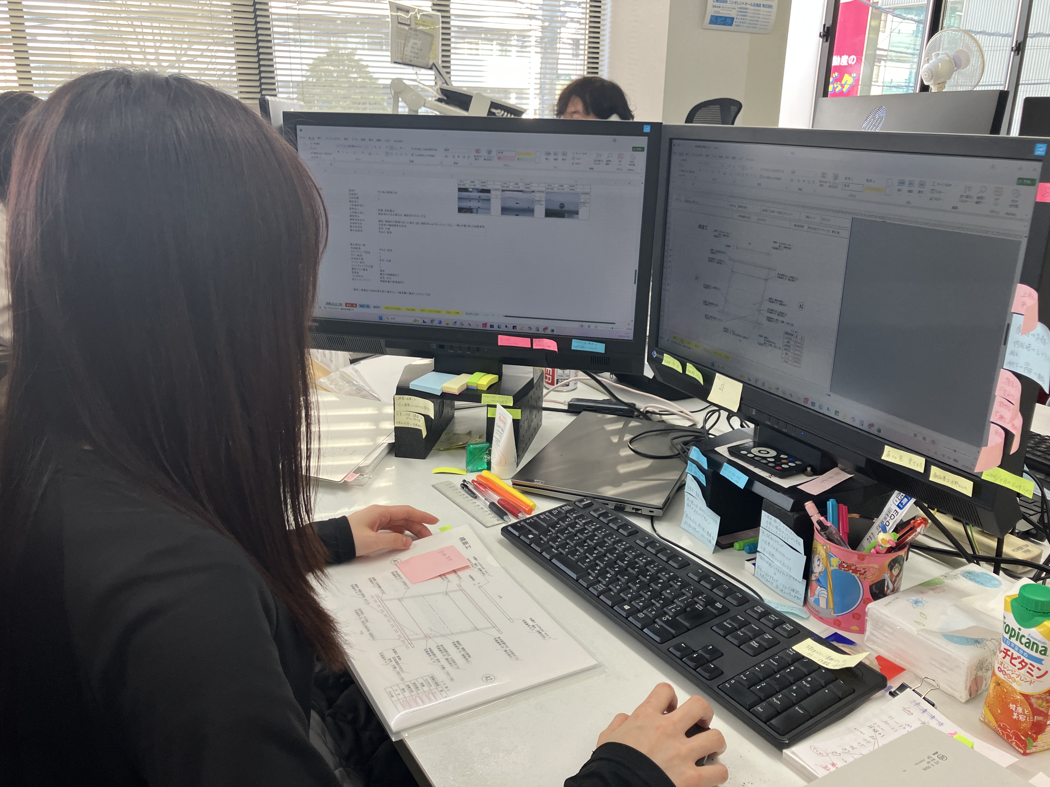 現場での業務ばかりでは無く、パソコン業務もあります。現場で調査したことをまとめて、書類作成して提出します。CADなどのパソコンスキルも身に付けることが可能です。