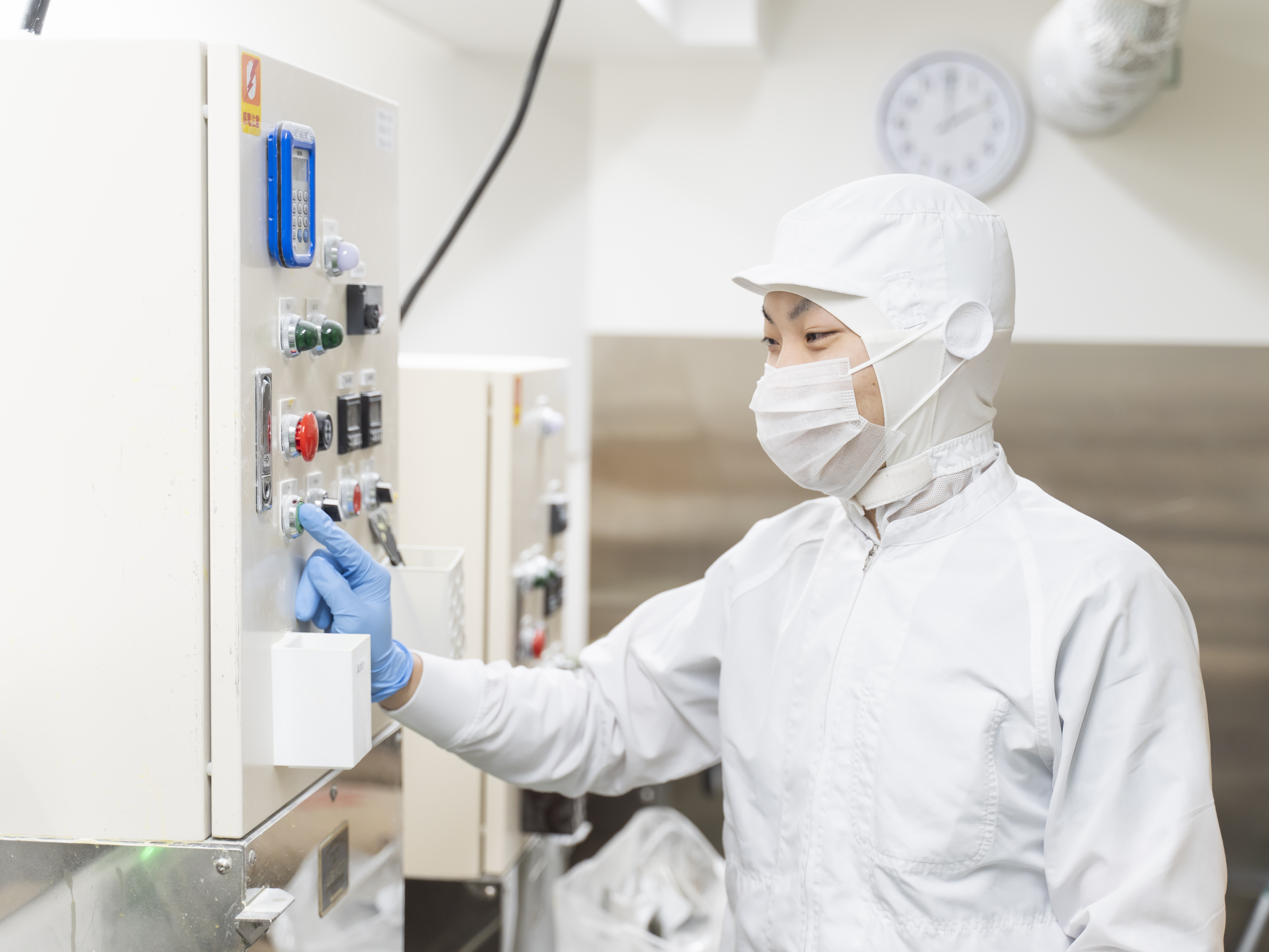 【基本的な製麺工程③】ミキサー機はシンプルなパネルスイッチでの操作なので難しくありませんが、製麺工程で発生する様々な問題に対処し、改善策を考えていくことも大切です。