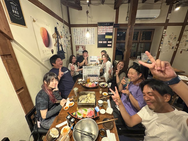 若手同士で時々飲みに行ったりなど(参加は自由)、年の近い社員が多いからこそコミュニケーションも取りやすい環境です。定着が良く、長く活躍している社員が多いのも特徴です。