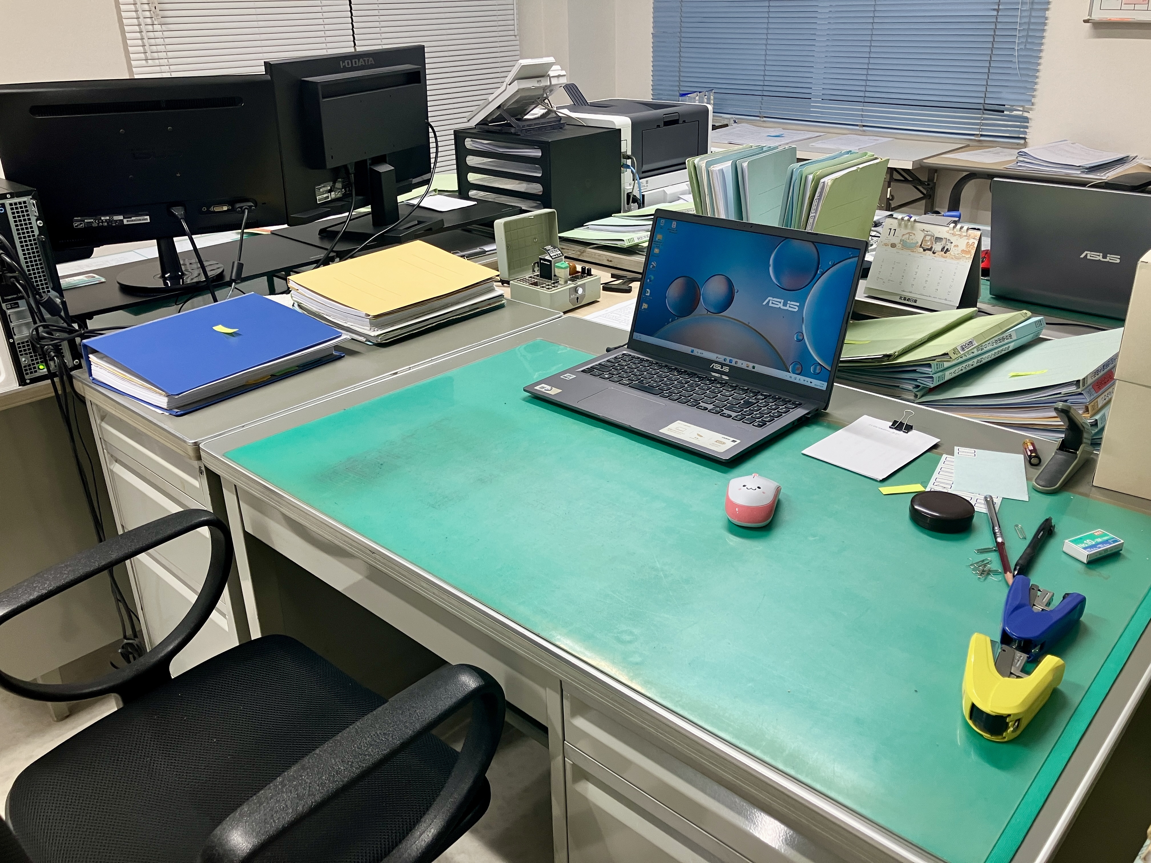 事務所に戻った後は、報告書を作成します。あなたのデスクをご用意してお待ちしています！