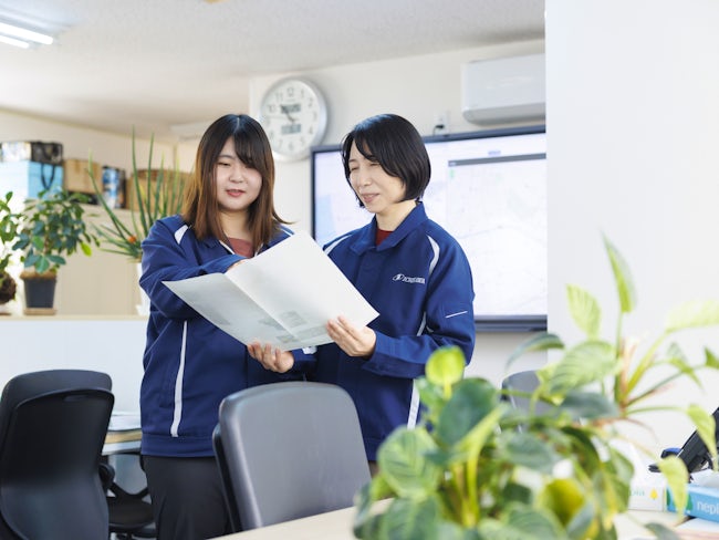 別部署のスタッフ同士での会話も、フランクです◎フロアにいたら気軽に話しかけることができ、部署間のコミュニケーションも取りやすいんですよ〜!