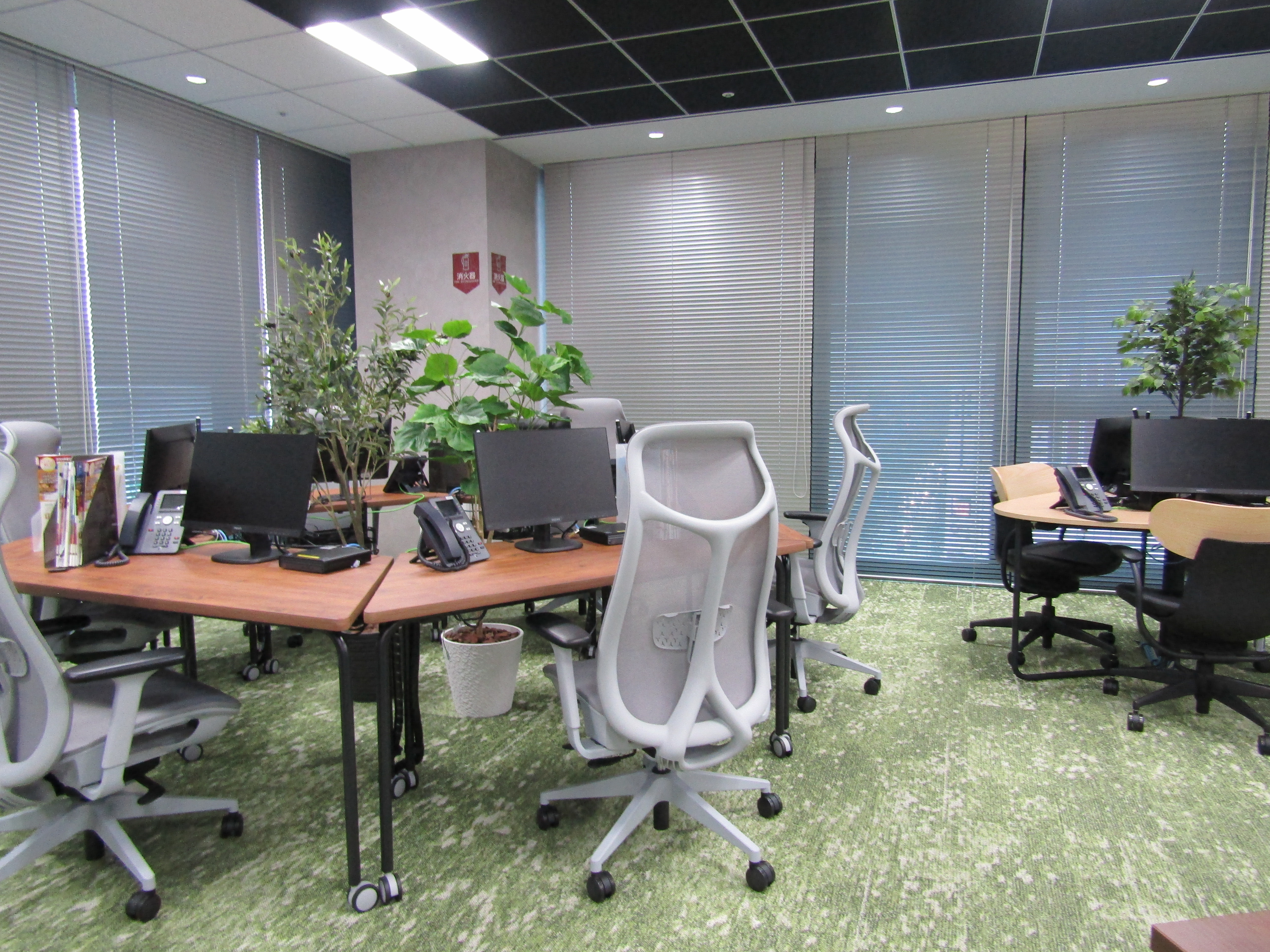 オフィスらしくない、心地よい居場所
椅子やデスク、空間づくりにこだわっています。木のぬくもりを感じる円形テーブルは、ちょっとした相談やリフレッシュにも最適。心にゆとりを持って働ける環境です。