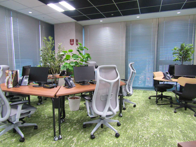 オフィスらしくない、心地よい居場所
椅子やデスク、空間づくりにこだわっています。木のぬくもりを感じる円形テーブルは、ちょっとした相談やリフレッシュにも最適。心にゆとりを持って働ける環境です。