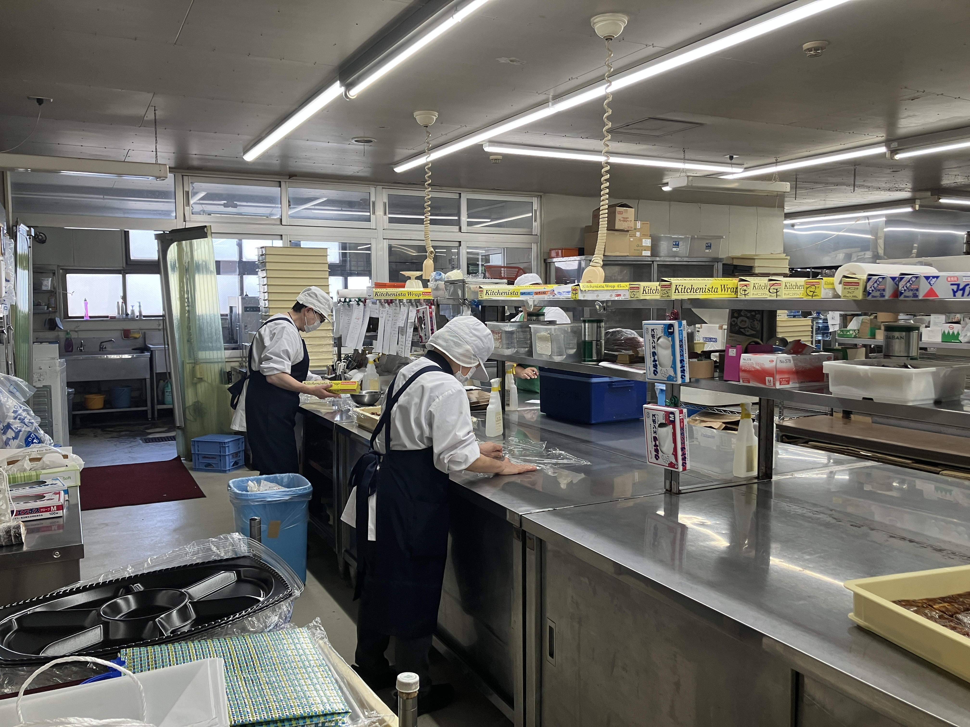 チームで一つのオードブルやお弁当を完成させます｡揚げ物・焼き物・盛り付けなど､それぞれの役割を果たすことで伝統の味を守っています｡最初から全ての知識が必要なわけではないのでご安心ください！