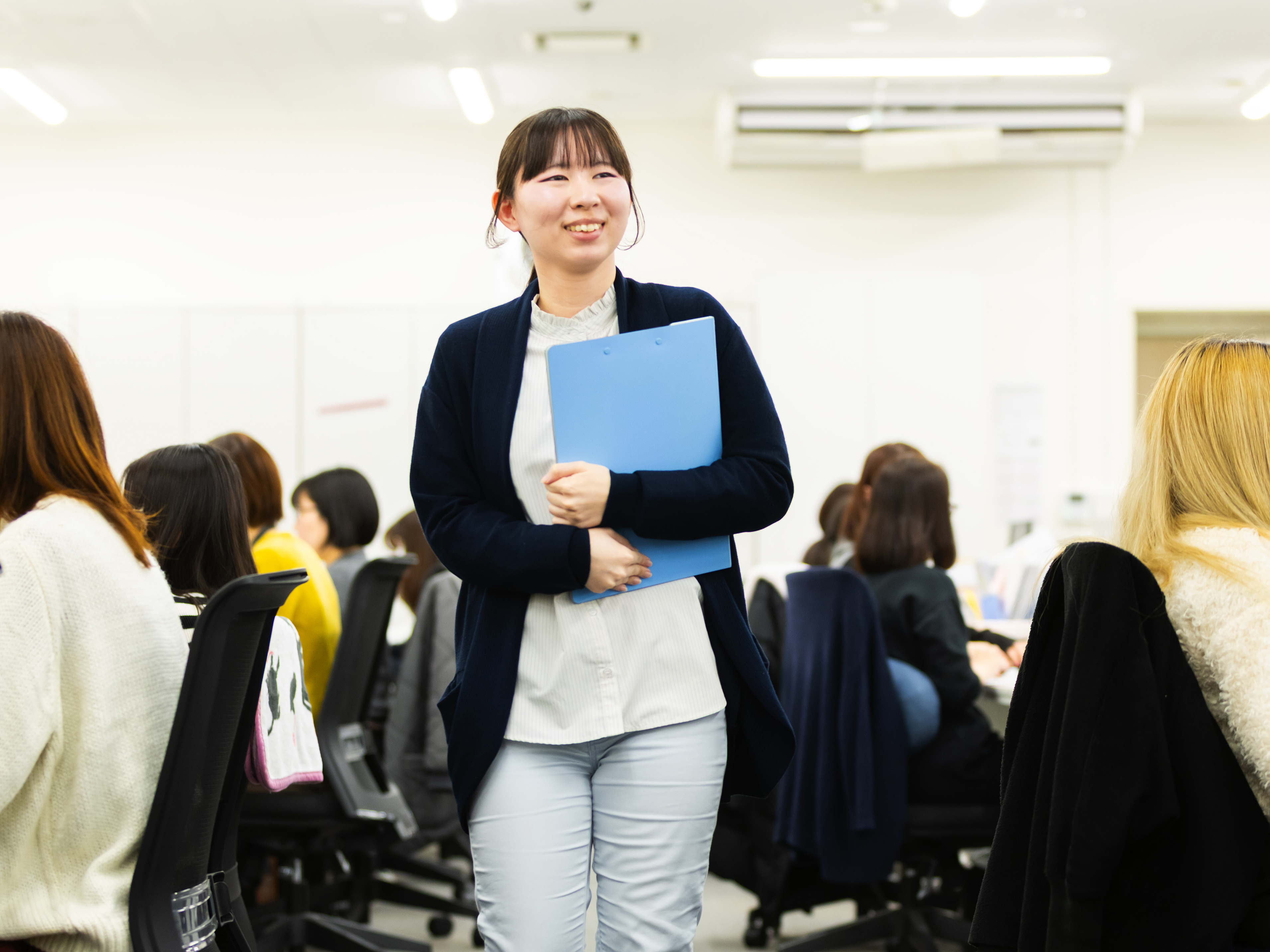 スムーズに業務を進めるためのプロセスを考えつつ、アルバイト・パートさん達の業務をサポートするのが社員の役割。「◯◯さん、ここ教えてほしいです！」と頼られる喜びも感じられます。