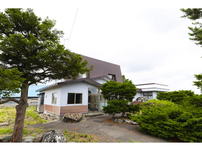 <一軒家の住み込み住宅の貸し出し有り>家族手当のほか、住み込み勤務のサポートもあり、ご家族での移住や単身での勤務にも対応しています。秋〜冬には長期休暇の取得も可能です。