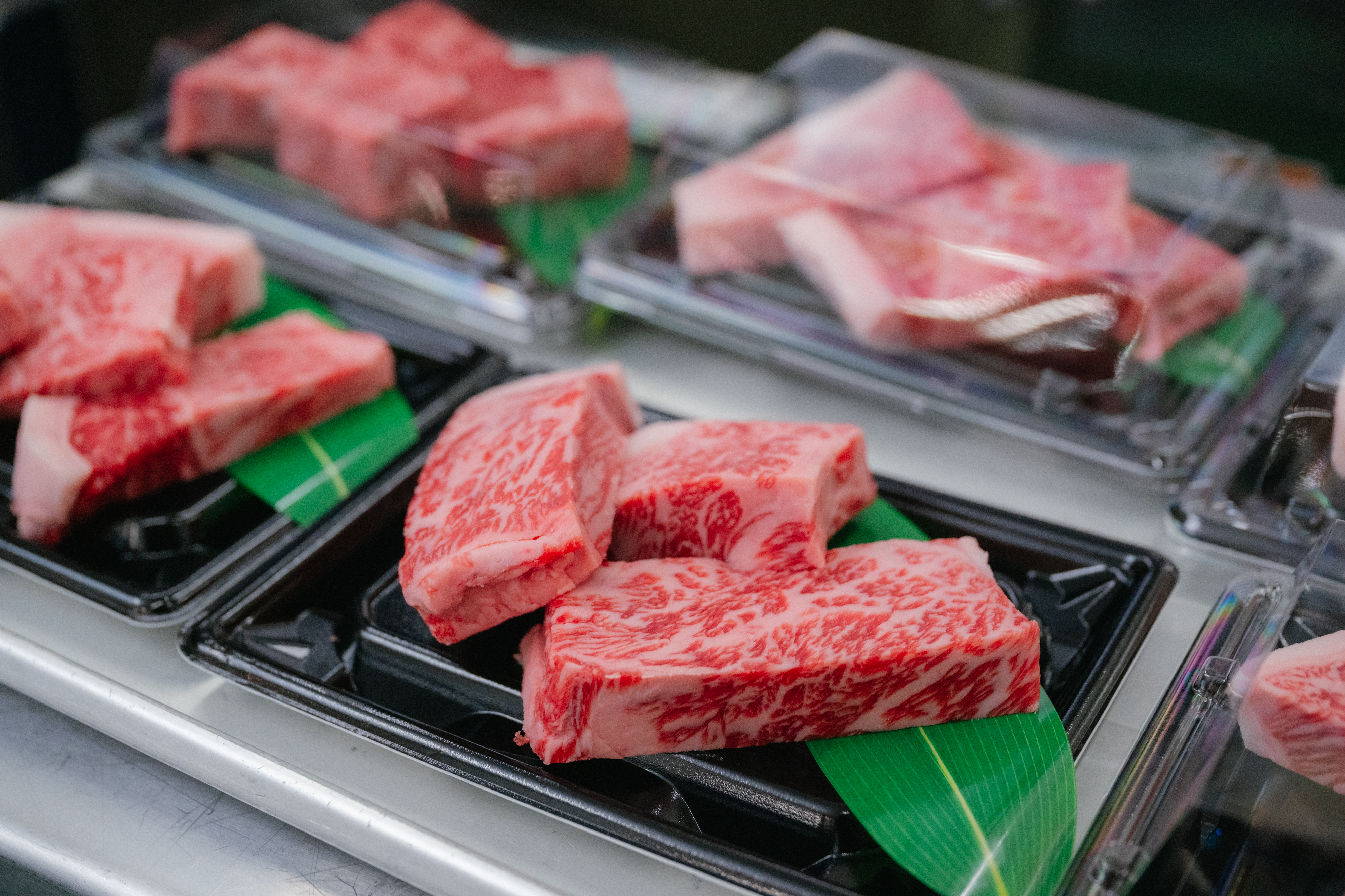 当社は約50年にわたり「より良い食」を追求し続けてきました。精肉・生鮮食品の専門知識と経験を強みに、全国に85店舗を展開しています。