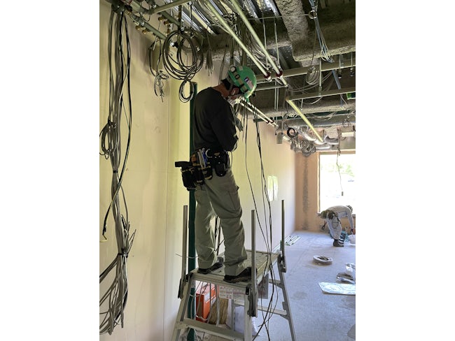生活に必要不可欠な重要なライフラインの「電気」を守る仕事です。自分が施工した建物に電気が通う瞬間はたまりません。