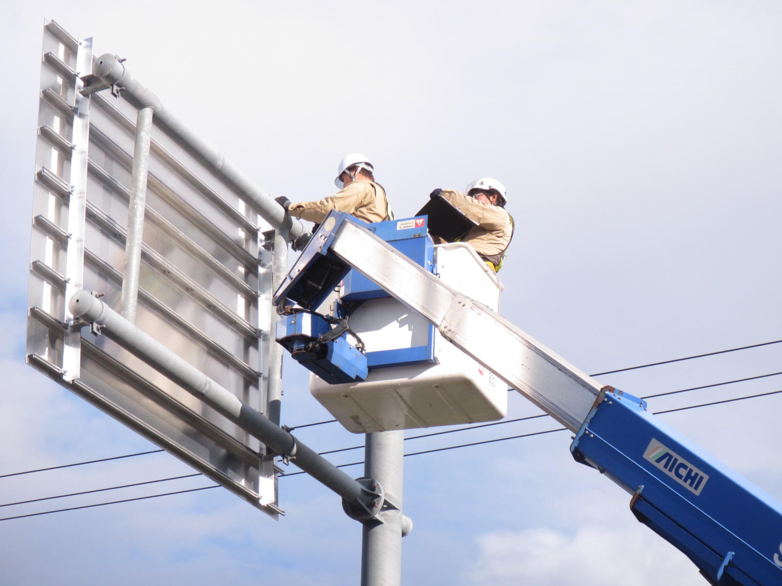 全額会社負担の資格取得支援制度があります！普通自動車免許のAT限定解除や高所作業車等の資格、橋梁点検士など、業務で必要な資格取得サポートをおこなっています！未経験も専門技術を身につけることが可能です。