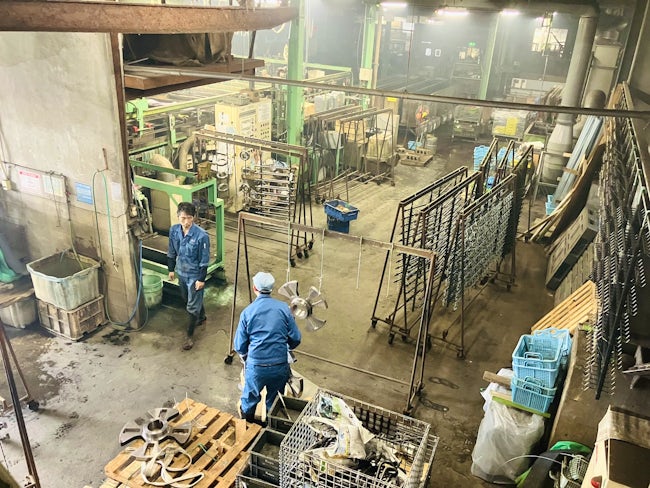 工場内には25名程のスタッフが作業をしています、
働きやすい・相談しやすい職場作りを心がけている社長なので、何か困った事あったときはすぐに相談できます。