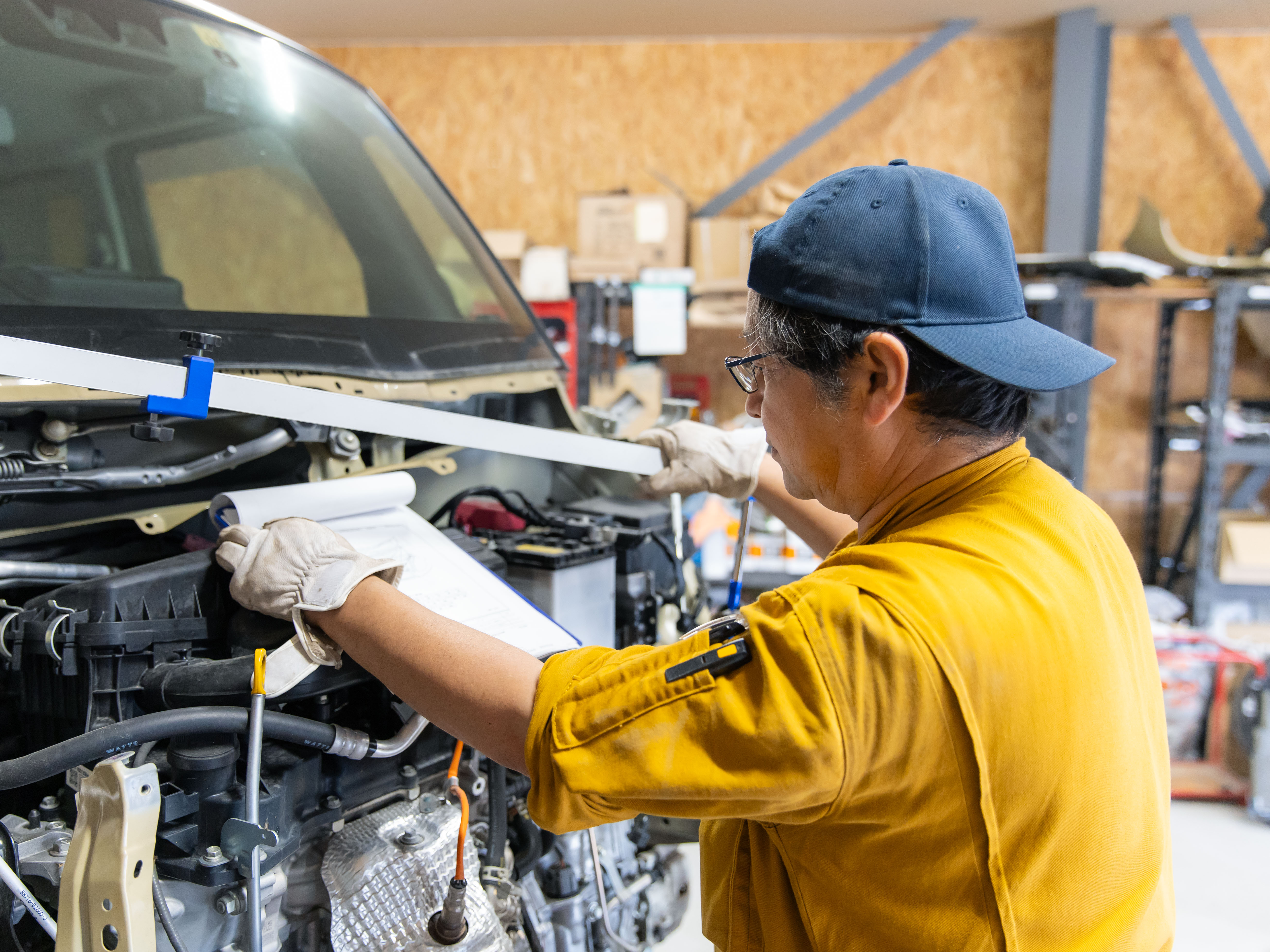 板金作業は力作業のイメージがあるかもしれませんが、機械化も進んでいます。むしろミリ単位の調整が求められる繊細な作業なんです。細かい作業好きな方にも向いている仕事です。