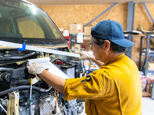 板金作業は力作業のイメージがあるかもしれませんが、機械化も進んでいます。むしろミリ単位の調整が求められる繊細な作業なんです。細かい作業好きな方にも向いている仕事です。