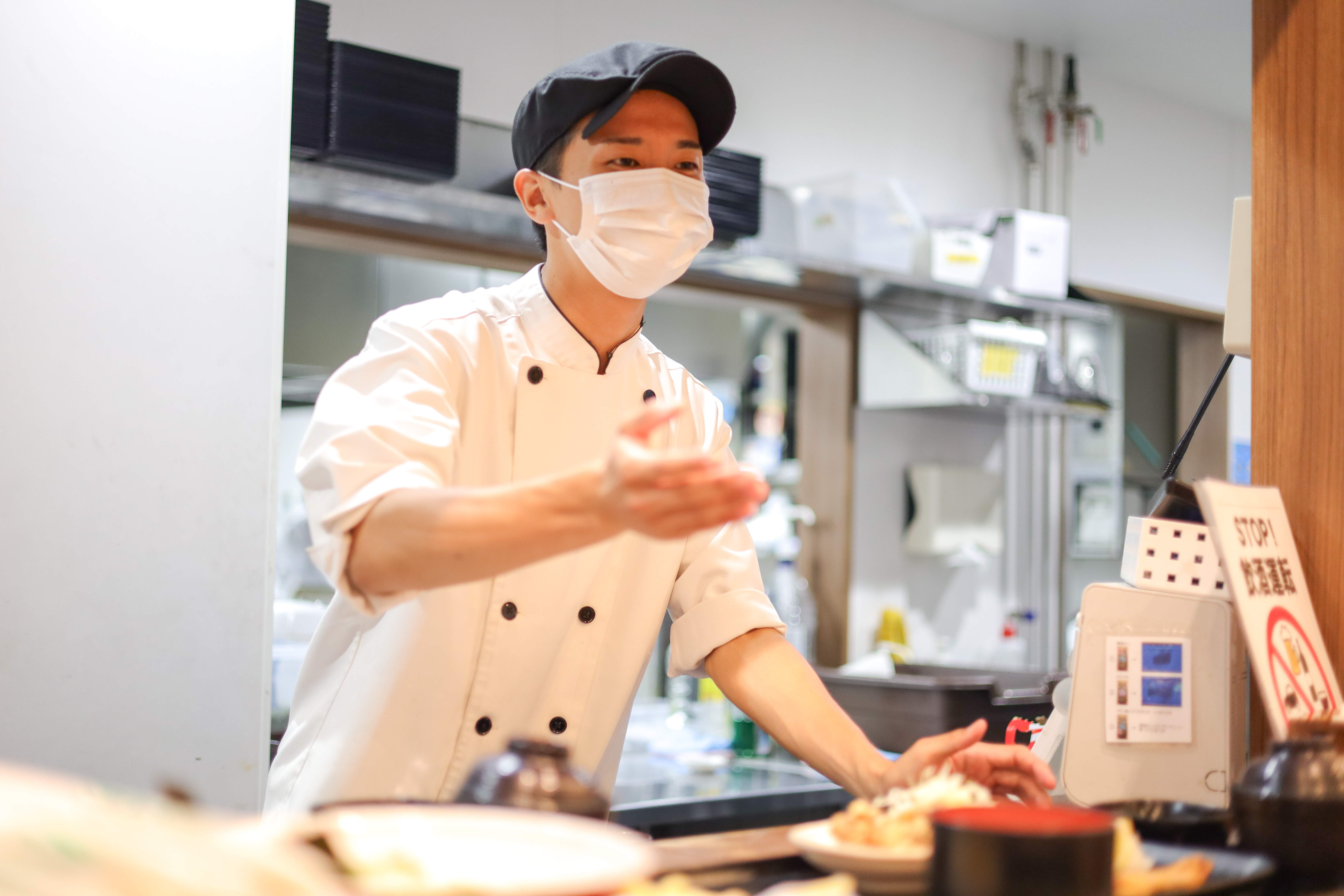 ＜未経験でも安心のシンプルメニュー＞こだわりのうどんがメインのため、覚えるメニュー数は少なめ。調理マニュアルも完備しているので、普段料理をしない方もすぐに覚えられます。